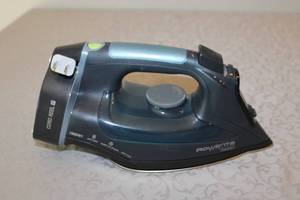 lot 28 image: Rowenta Effective Comfort Steam Iron with Cord Reel