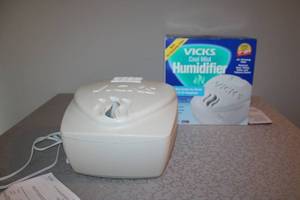 lot 30 image: Vicks Cool Mist Humidifier with Box
