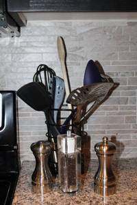 lot 51 image: Kitchen Utensil Set with Salt and Pepper Grinders