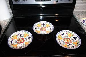 lot 53 image: Set of 3 Hand-Painted Mexican Talavera Bowls