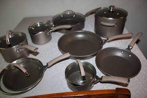 lot 59 image: 10-Piece Nonstick Cookware Set with Lids and Soft Grip Handles