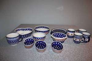 lot B-64 image: Set of 14 Boleslawiec Polish Pottery Bowls and Mugs with Stars and Autumn Motifs