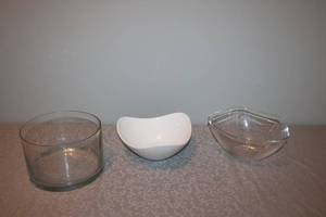 lot 117 image: Set of 3 Decorative Bowls - Glass and Porcelain Variety