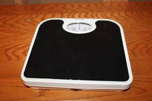 lot 172 image: Taylor Mechanical Bathroom Scale with Black Platform