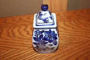 lot 187 image: Blue and White Porcelain Lidded Jar with Floral Design