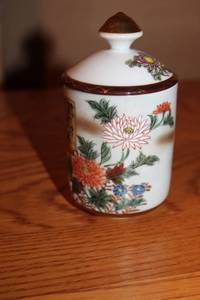 lot 189 image: Porcelain Lidded Jar with Floral Design and Gold Accents