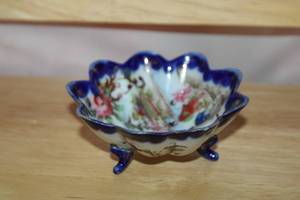 lot 192 image: Antique Porcelain Footed Bowl with Cobalt Blue Trim and Floral Pattern