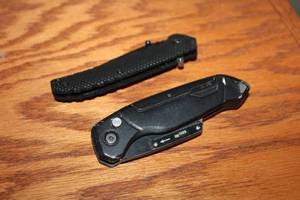 lot 218 image: Lot of 2 Folding Utility and Pocket Knives
