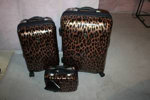 lot 239 image: 3-Piece Heys Leopard Print Luggage Set