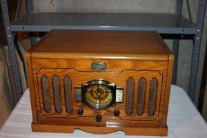lot 261 image: Thomas Collectors Edition Turntable Radio with Cassette Player