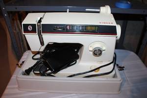 lot 270 image: Singer Sewing Machine with Hard Case and Foot Pedal