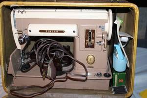 lot 271 image: Singer Vintage Portable Sewing Machine with Accessories and Case