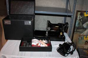 lot 272 image: Singer Black Vintage Sewing Machine with Accessories and Case