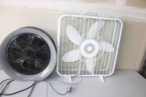 lot 323 image: Box Fan and Bionaire Circular Fan Set