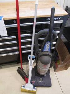 lot 194 image: Bissell Powerforce Bagless vacuum c...