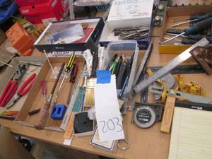 lot 203 image: Paint sponges, stir sticks, screwdr...