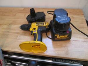 lot 216 image: Dewalt 18v drill with 2-batteries a...