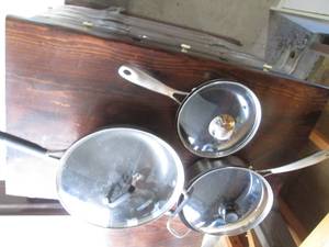 lot 265 image: Kitchen Essentials from Calphalon a...