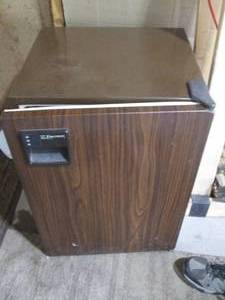 lot 271 image: Emerson throw back style mini-fridg...