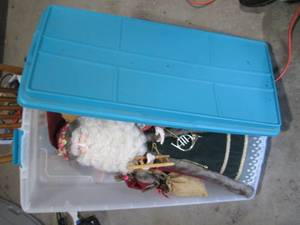lot 292 image: Long Hefty storage tote containing ...