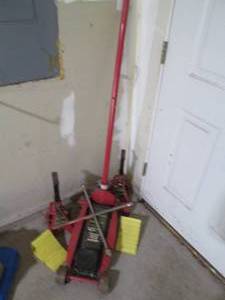 lot 307 image: 3-ton PowerBuilt hydraulic garage j...