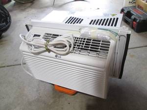 lot 315 image: Near new LG 6000btu window air cond...