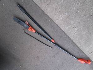 lot 330 image: Black and Decker 20v pole saw with ...