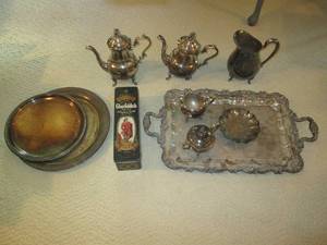 lot 32 image: Lot of silver plated serving ware a...