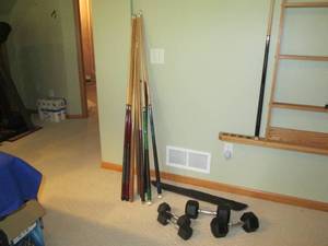 lot 39 image: Lot of pool cues and assorted weigh...