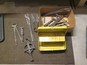 lot 52 image: Vintage toolbox with tools...
