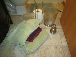 lot 57 image: Contents of bathroom that are not a...