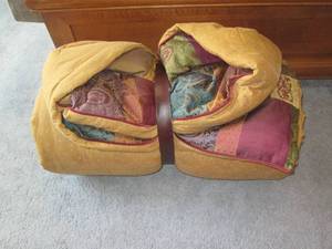 lot 88 image: A cozy Queen size comforter...