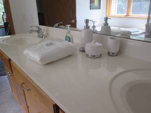 lot 89 image: Bathroom content to include misc co...