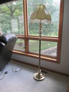 lot 98 image: A lovely vintage style lamp and 2 f...
