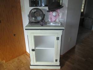 lot 139 image: Vintage Whitewash style wood cabine...