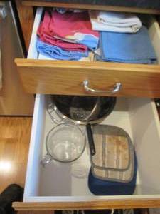 lot 340 image: Pyrex style measuring cup, metal sa...