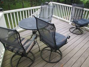 lot 343 image: Metal grate-style 5pc patio table a...
