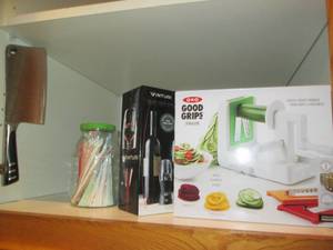 lot 346 image: Good grips spiralizer, wine breathi...