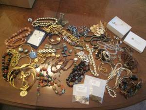 lot 358 image: Large lot of fine costume jewlery...