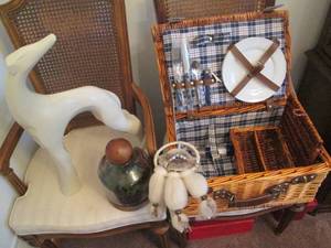 lot 359 image: Picnic baskets and assortment of ho...