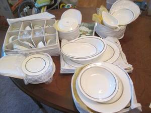 lot 365 image: Set of Fukagawa and Bone china in z...