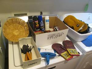 lot 370 image: Lot of gloves, shoe care products y...