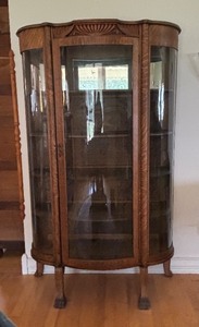 lot 3 image: Antique Curved Glass Display Cabinet with Claw Feet
