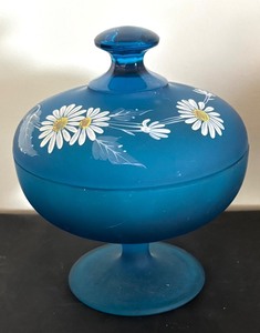lot 64 image: Vintage Westmoreland Blue Glass Compote Dish with Daisy Design