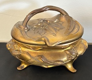 lot 80 image: Antique Rogers S.P. Co. Floral Casket Jewelry Box with Liner