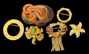 lot 93J image: Set of 6 Vintage Gold Tone Brooches Assorted Designs