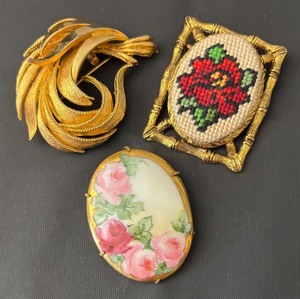 lot 115J image: Lot of 3 Vintage Brooches Gold Tone and Floral Designs