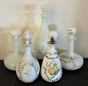 lot 118 image: Set of 5 Vintage Victorian Glass Decanters  Dresser Bottles