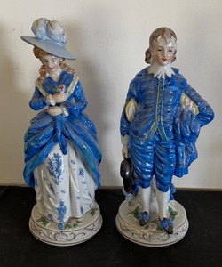 lot 139 image: Pair of Vintage Japanese Porcelain Figurines in Blue Attire