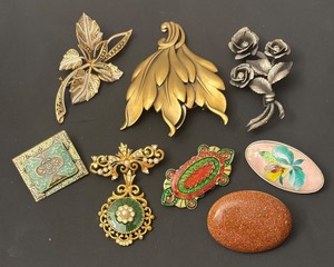 lot 165J image: Collection of 8 Vintage Brooches and Scarf Clip Assorted Designs